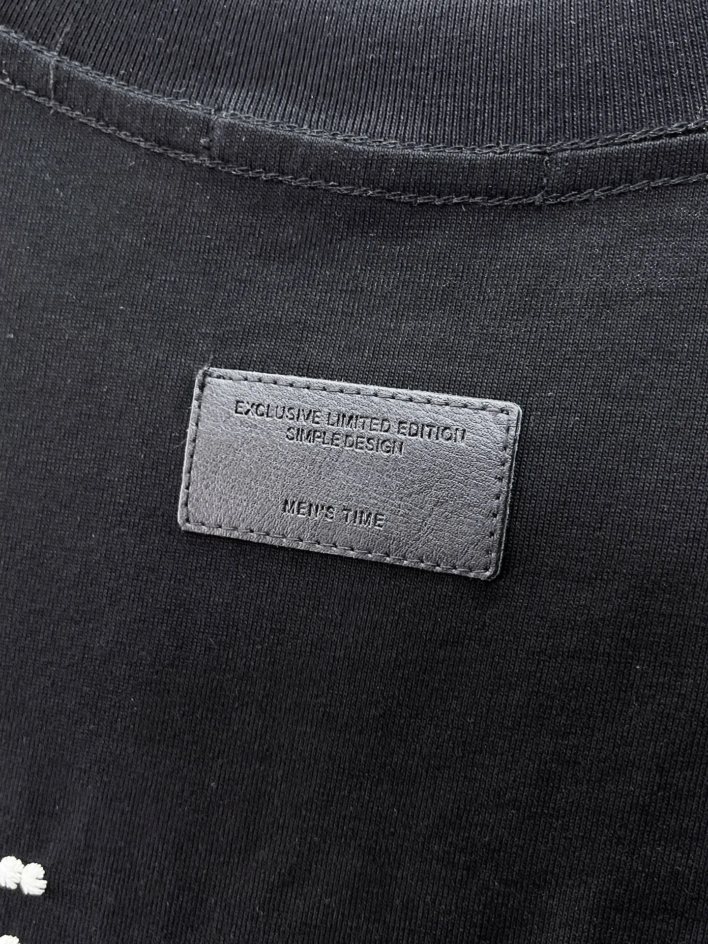 Balenciaga's high-end top-quality products 🐮2026 Spring and Summer New Arrival first counter, the latest New Arrival short-sleeved round neck T-shirt, Premium customized design, avant-garde and fashionable! Brand logo heavy craftsmanship design Premium customized 260g fabric. Soft to the touch. Comfortable to wear. Counter-level exquisite stitching. Fine workmanship. The upper body effect is incomparably handsome! A must-have item for men and women with the same style! Sizes: S~XXL When placing an order, please state your height and weight. The maximum wearing size is 210 pounds (one size larger)